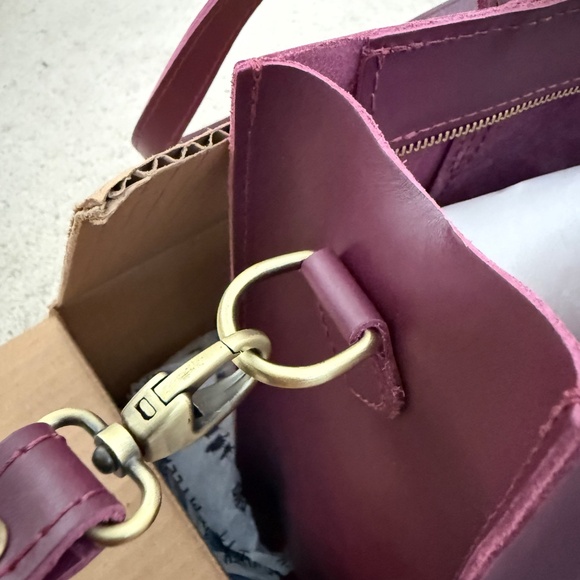 Large Lola zipper crossbody beautiful leather tote bag, new in original pakage - Picture 3 of 5